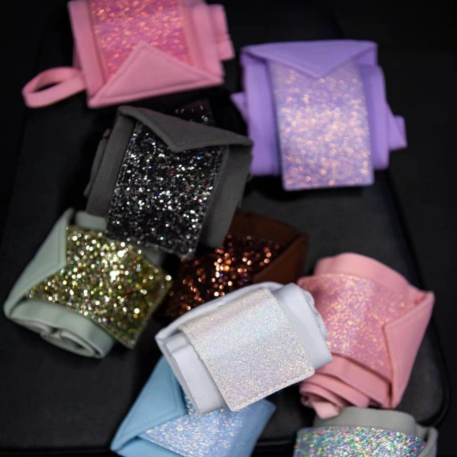 Třpytivé bandáže na zápěstí